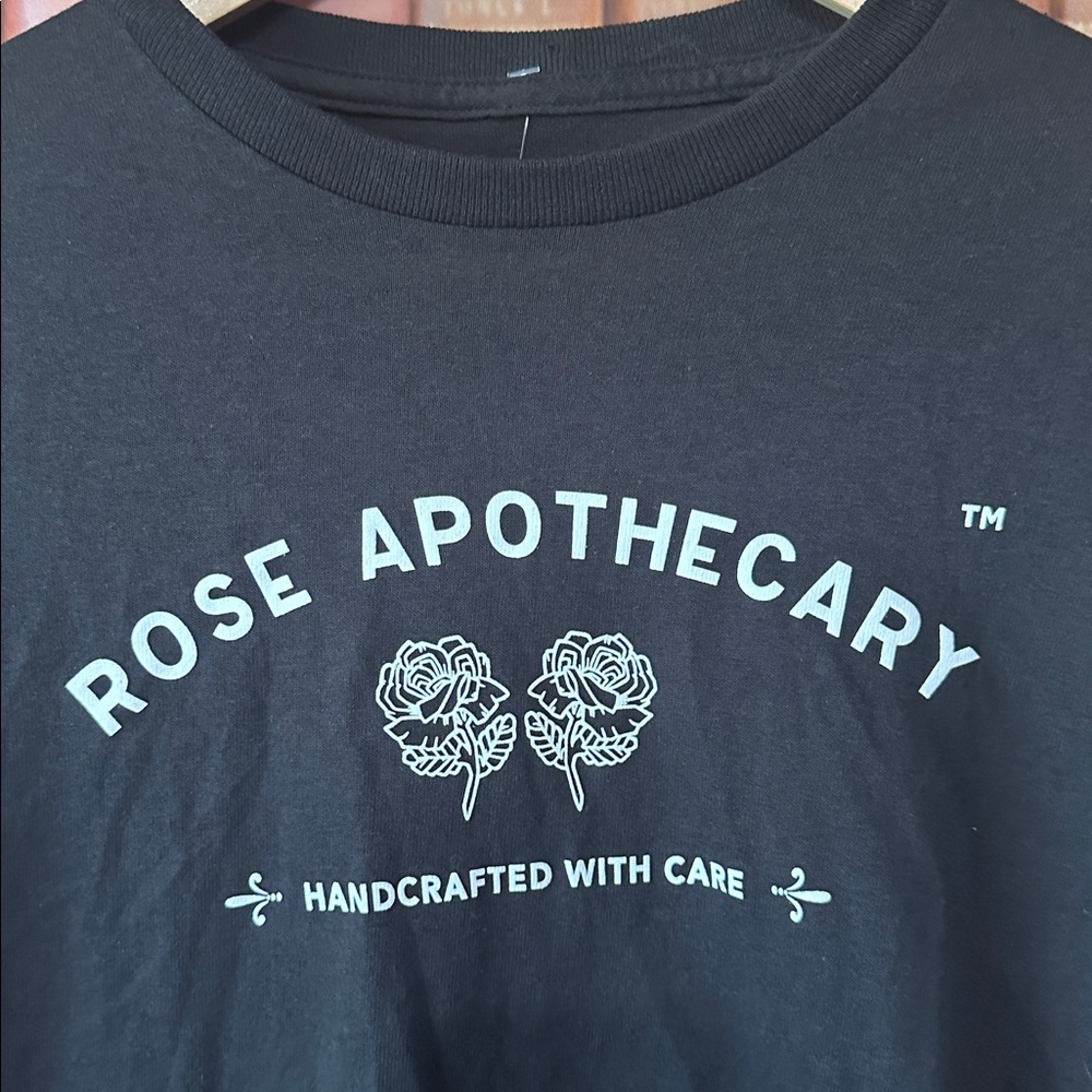 Schitts Creek Rose Apothecary NWT Black T-shirt S